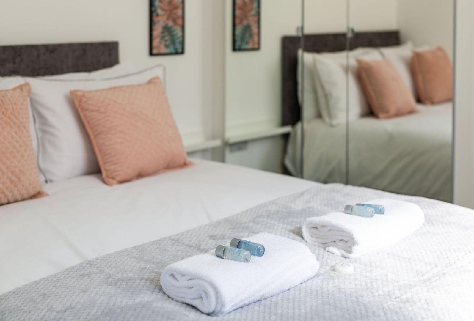 Stylish Apartment W/ Private Garden - Dog Friendly Newport  Esterno foto